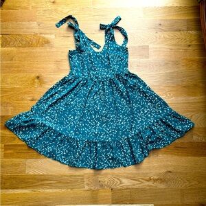 Green spring dress. Tie straps. Flowy